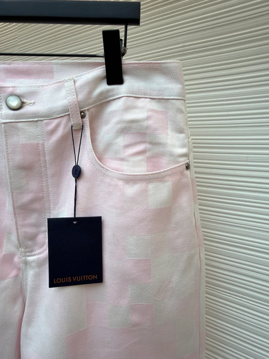 LOUIS VUITTON checkerboard straight jeans ●Original version: purchased and developed at 15150 ●Item number: 1681545-B45 ●Fabric: denim fabric ●Technology: washed production ●Color: pink ●Version: fitted version ●Weight: about 815 grams ●Size: 28-30-32-34-36 ●Description: These jeans are made of high-quality denim fabrics. They use multi-color splicing and jacquard technology to present a unique plaid texture. The pink color tone shows fashionable personality. Classic denim fit, metal buttons and zippers at the waist, opening and closing smoothly and fitting the body shape. The leather tag logo on the back waist adopts genuine leather embossing technology, with clear brand information and high-quality texture. The sewing adopts professional denim sewing technology, the stitch length is fine and firm, and the texture transition of the trousers body joints is natural. From the jacquard weaving of denim fabrics to the control of craftsmanship details, every process reflects Louis Vuitton's pursuit of craftsmanship precision and trendy style. It not only retains the casual wearability of jeans, but also shows the brand's light luxury recognition through jacquard splicing. It is a fusion of denim classics and innovative craftsmanship. The overall wiring is straight and delicate, the fabric is comfortable and soft, and the color is consistent without color difference. It can be matched with the same style to create a fashionable look and control various occasions. Customized accessories, complete with three standards, same style for men and women!